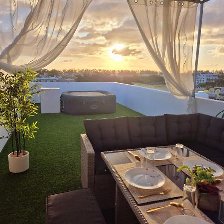 Skyview Apartment- Rooftop Penthouse With Sunset & Sea Views Flic-en-Flacq Exterior foto